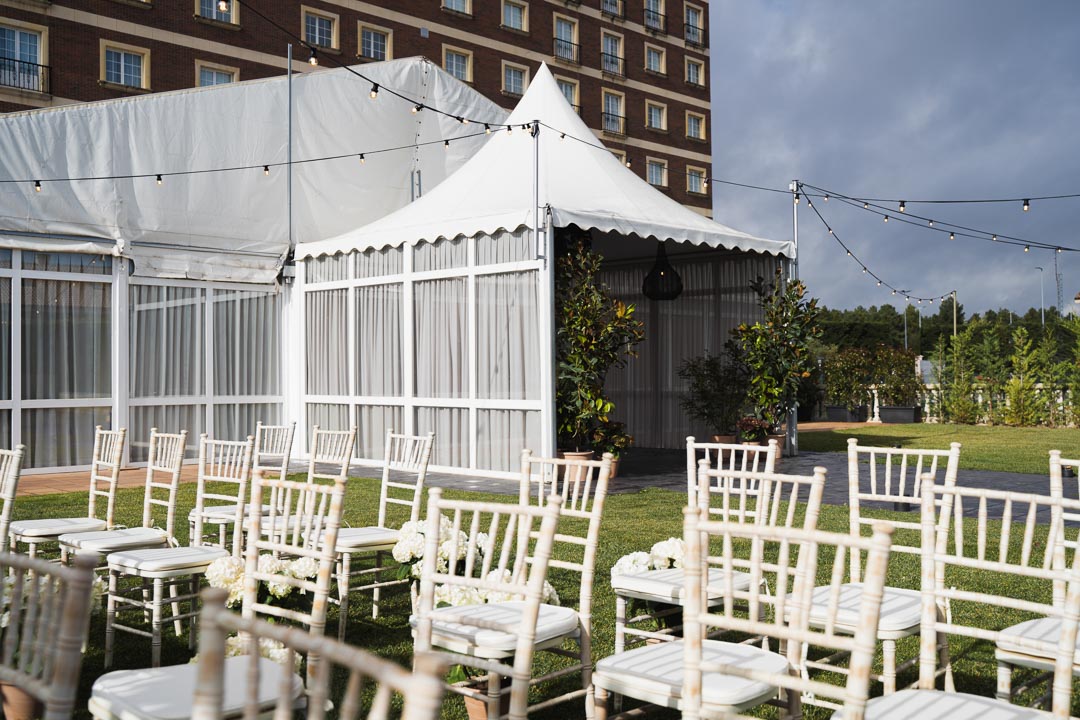 Ceremonia oficial de bodas al aire libre