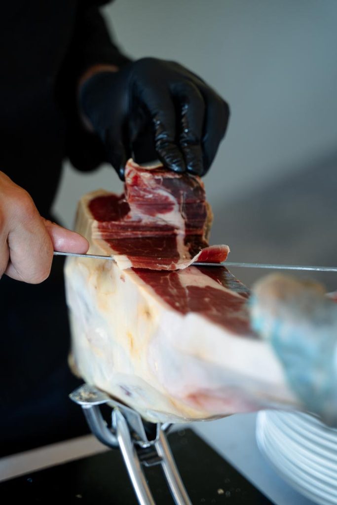 Cóctel gourmet con estación de jamón ibérico al corte